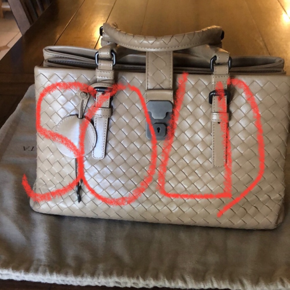 SOLD🌺🌸🌼 Bottega Veneta Intrecciato Roma small